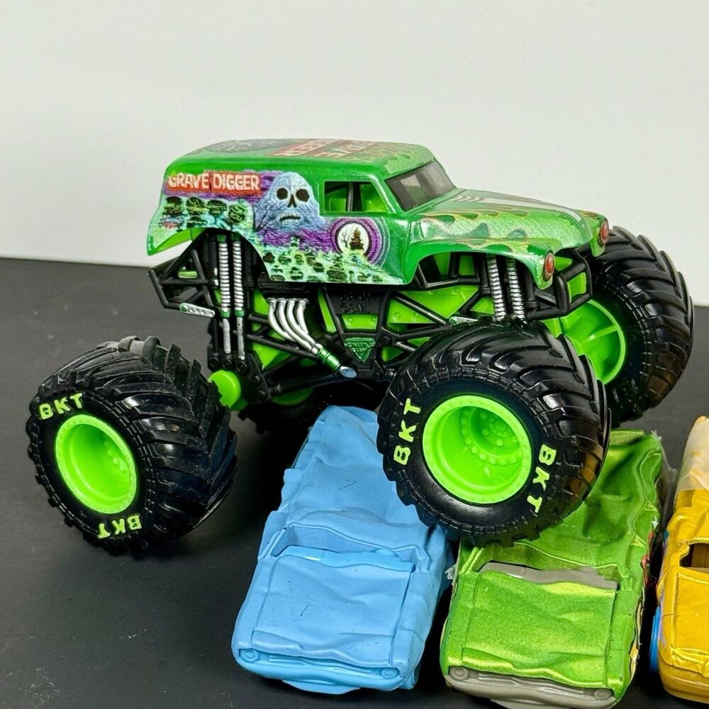 Hot Wheels Monster Jam Spinmaster Grave Digger 1:64 X-Ray Truck Custom Pls Read